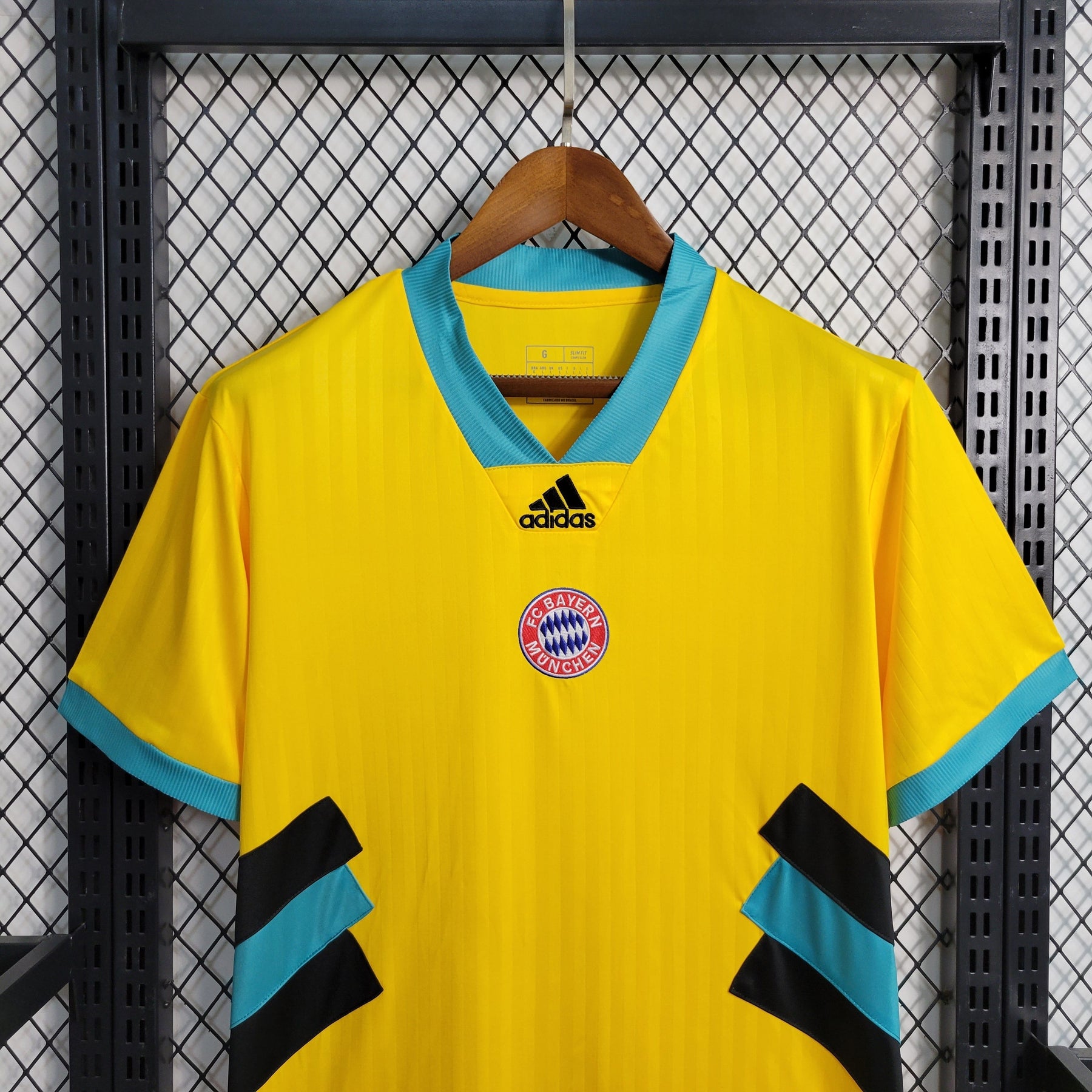 Camisa Bayern de Munique 2023/24 - Adidas Torcedor Masculina - Amarela/Verde