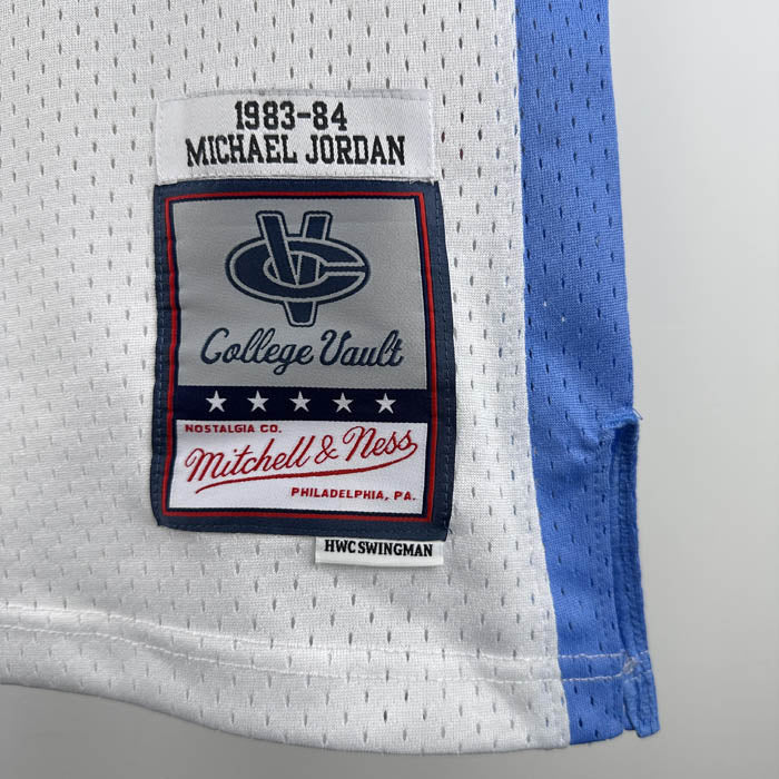 Regata Carolina do Norte Retrô Mitchell & Ness 1983/1984 Michael Jordan Branca