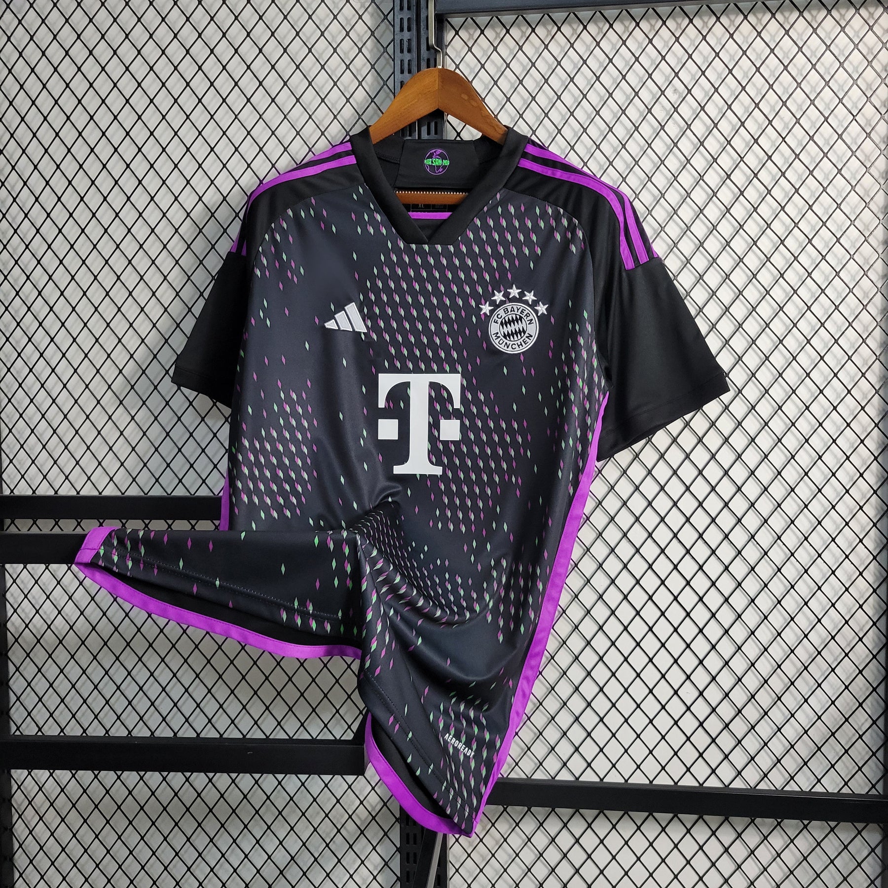 Camisa Bayern de Munique Away 2023/24 - Adidas Torcedor Masculina - Preta/Roxa