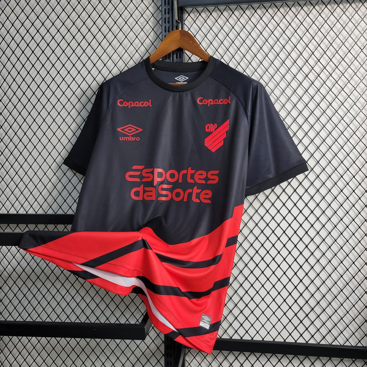 Camisa Athletico Paranaense Third 2023/24 - Umbro Torcedor Masculina - Preta/Vermelha