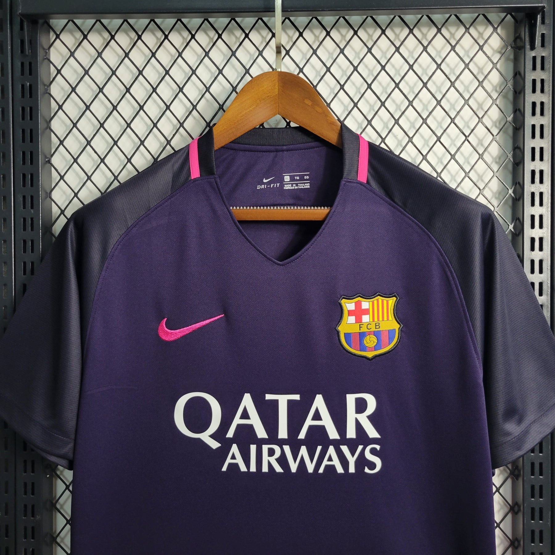 Camisa Barcelona Away 2016/17 - Nike Retrô Masculina - Roxa/Rosa