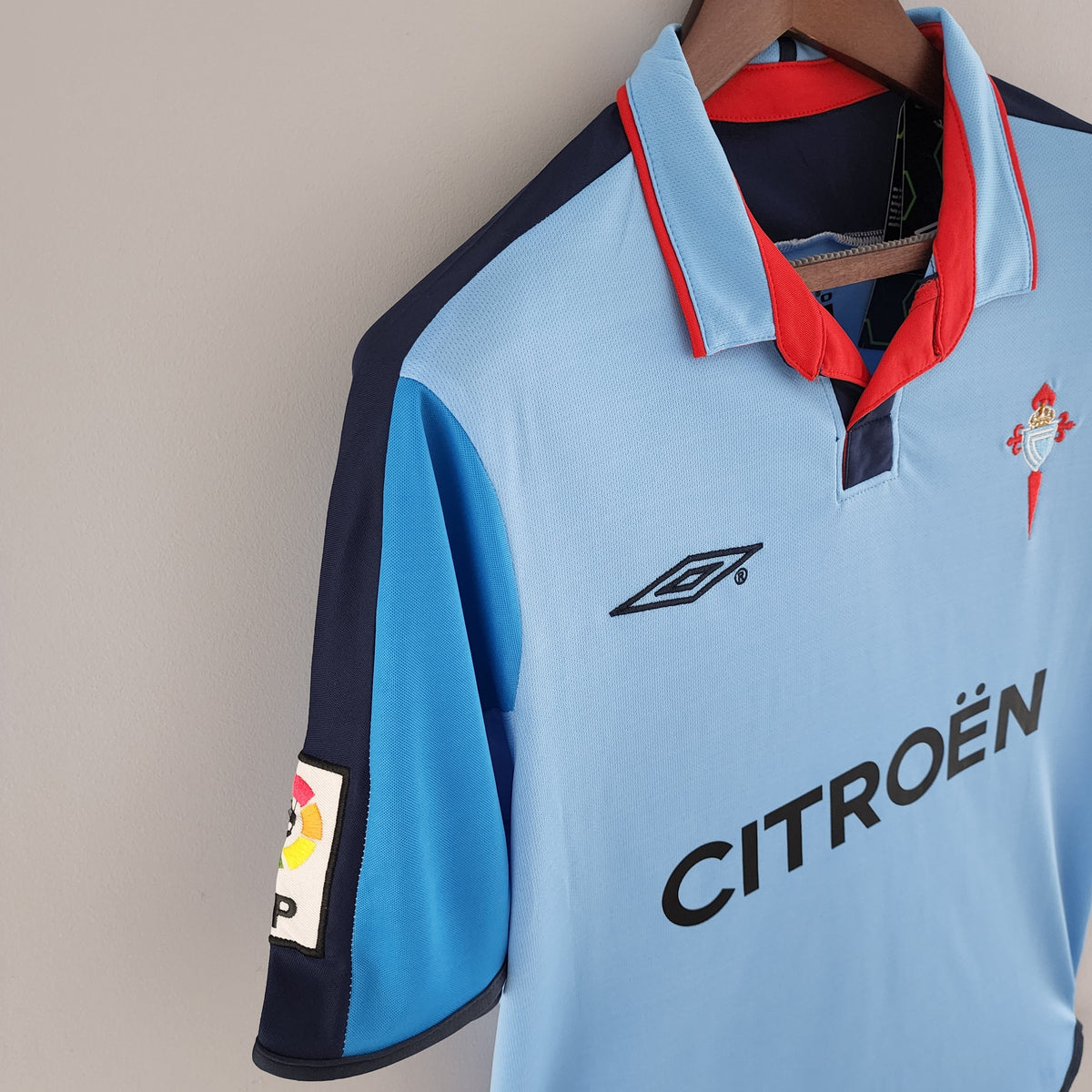 Camisa Celta de Vigo Home 2002/04 - Umbro Retrô Masculina - Azul/Vermelha