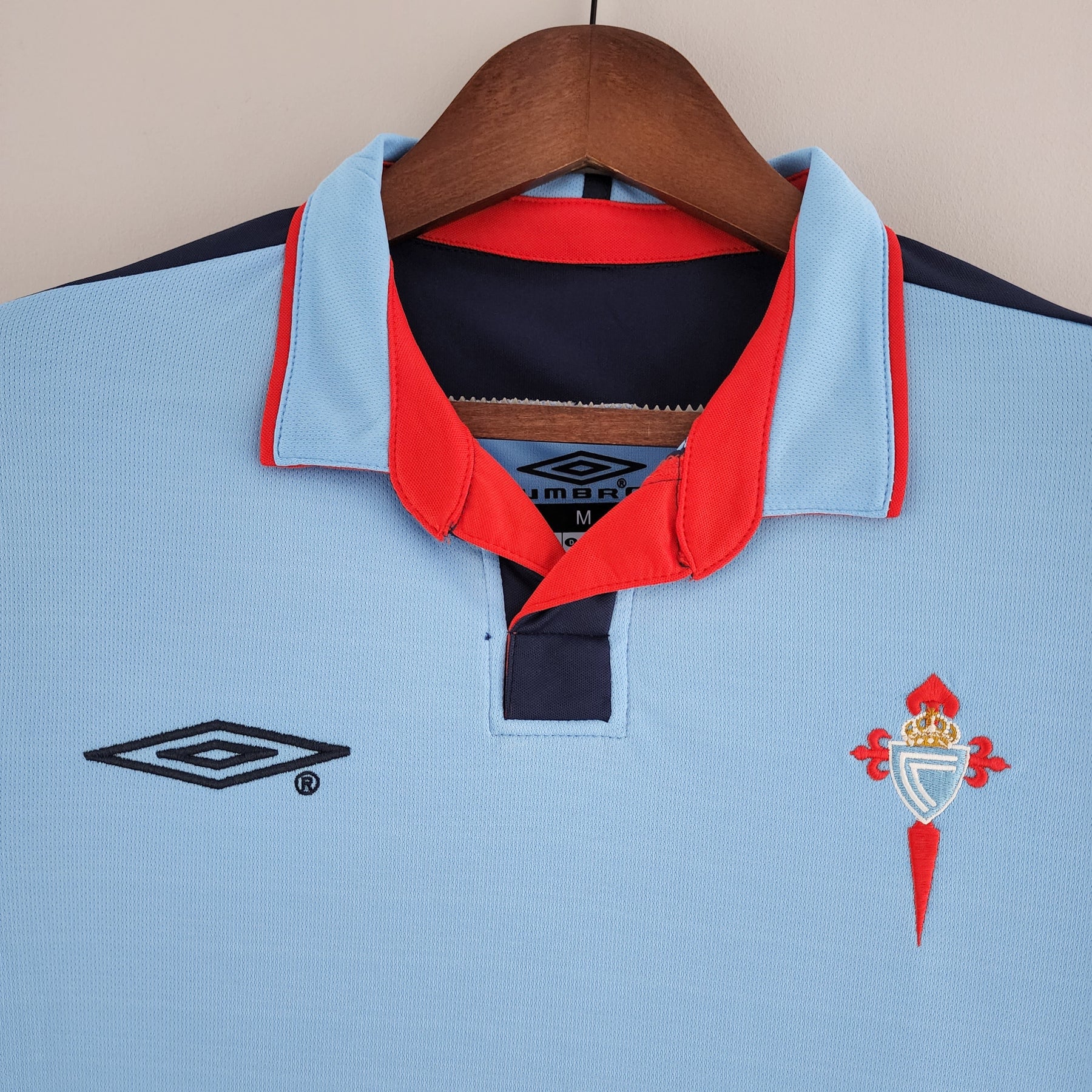 Camisa Celta de Vigo Home 2002/04 - Umbro Retrô Masculina - Azul/Vermelha